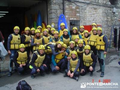 Grupo equipado para realizar Rafting; grupos para hacer senderismo en madrid